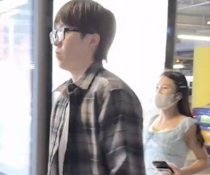 上电梯的时 上电梯的时